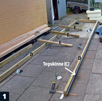 Skydeport: Rammen skrues sammen. Skydeport: Rammen skrues sammen.